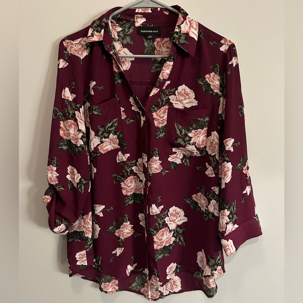 Lightweight floral button down with 3/4 sleeves. Size L